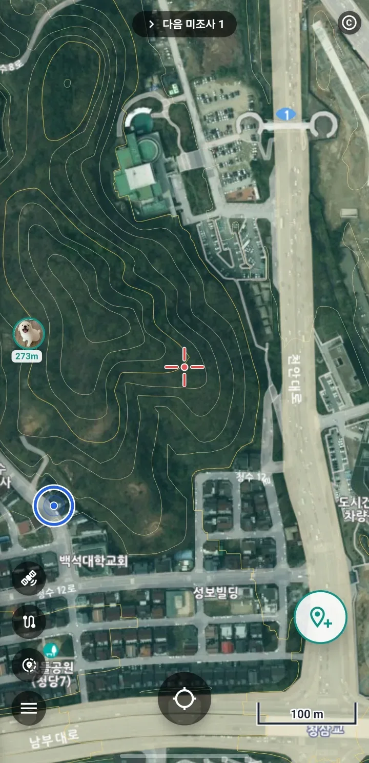 앱 지도. 동료 위치 마커에 273m 거리가 붙고, 중앙 십자선으로 지점을 고르는 화면